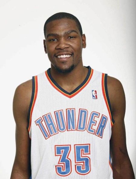 中国男子冰壶队米兰冬奥资格赛5-2击败菲律宾，豪取三连胜引关注（中国男冰壶队米兰冬奥资格赛5比2击败菲律宾，豪取三连胜引热议）