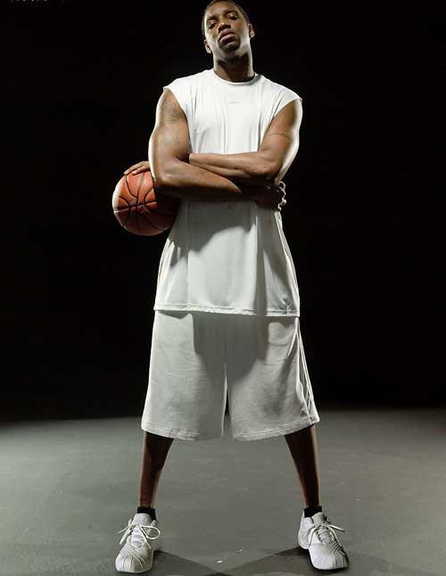 库里三分爆炸连中八球点燃全场（库里三分手感炸裂，连飙8记引爆全场）