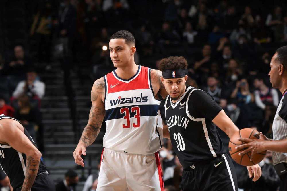 挑事？每日邮报称安东尼比赛中头槌犯规，逃过一张红牌（每日邮报：安东尼比赛中疑似头槌犯规，逃过红牌处罚）