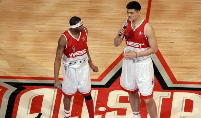 巴萨主席拉波尔塔圣诞晚宴展现亲和力 球队领跑西甲前景光明（拉波尔塔圣诞宴上亲和满满 巴萨领跑西甲前景大好）