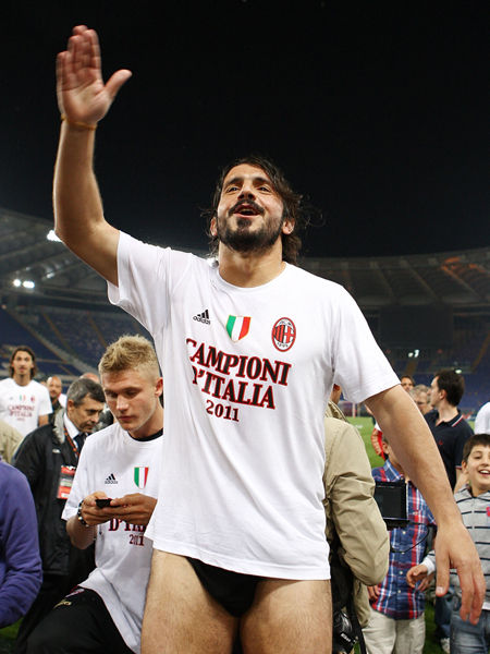 NBA：湖人险胜火箭 詹姆斯砍下35分（詹姆斯轰35分助湖人惊险击败火箭）