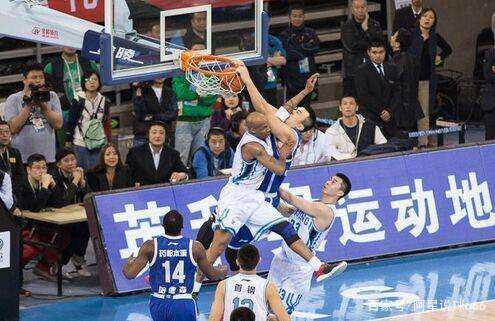 世体：费尔明参加慈善，支持家乡医院儿童娱乐空间揭幕仪式（世体：费尔明出席公益活动，见证家乡医院儿童娱乐空间揭幕）